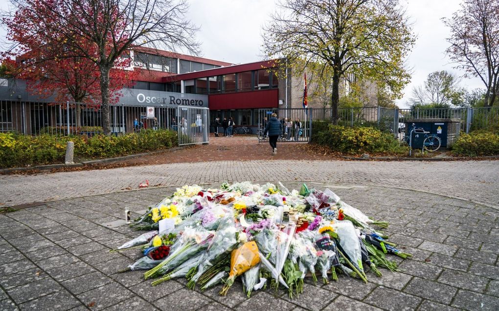 Bloemen bij een school in Hoorn waar vorig jaar een steekincident was.  beeld ANP, Jeroen Jumelet