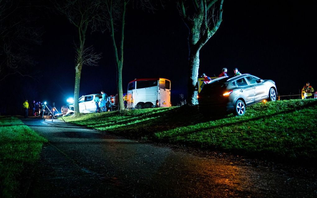 Een verkeersongeval bij Numansdorp. beeld ANP, Killian Lindenburg