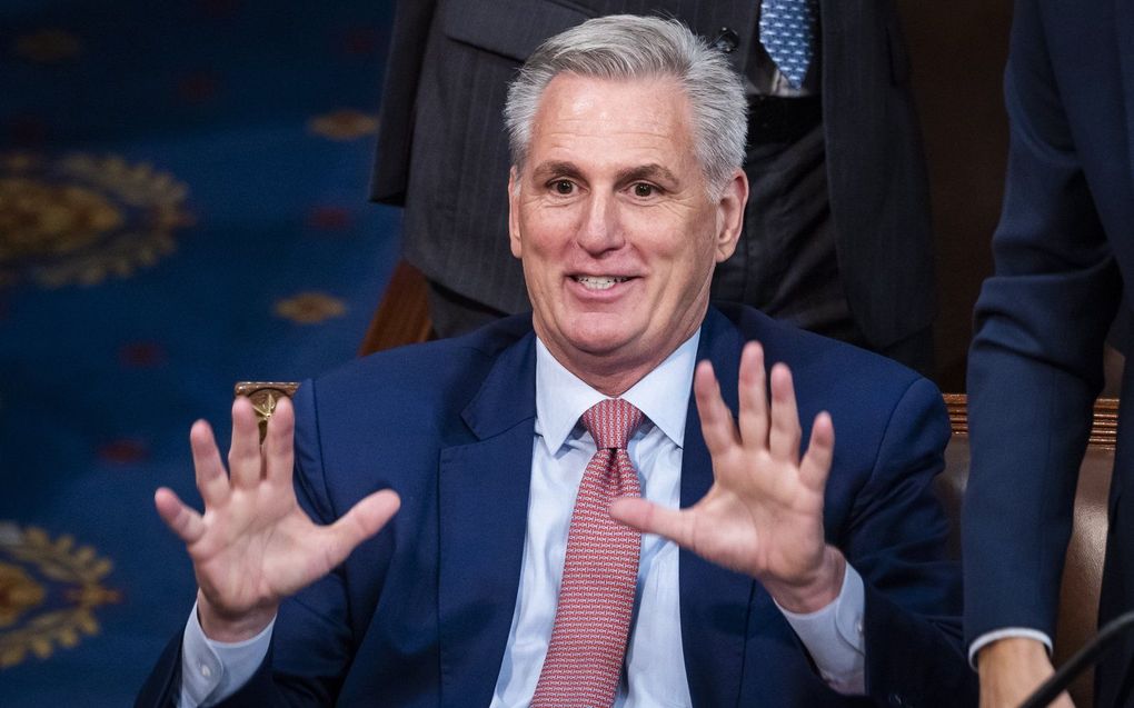 De Republikein Kevin McCarthy gebaart voorafgaande aan de tweede stemmingsronde over zijn kandidatuur als volgende voorzitter van het Huis van Afgevaardigden. beeld EPA, JIM LO SCALZO