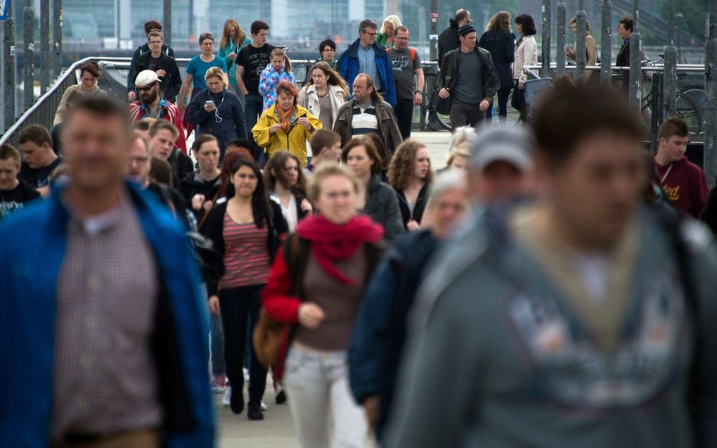 Voetgangers lopen over een brug in Berlijn. beeld EPA, Johannes Eisele