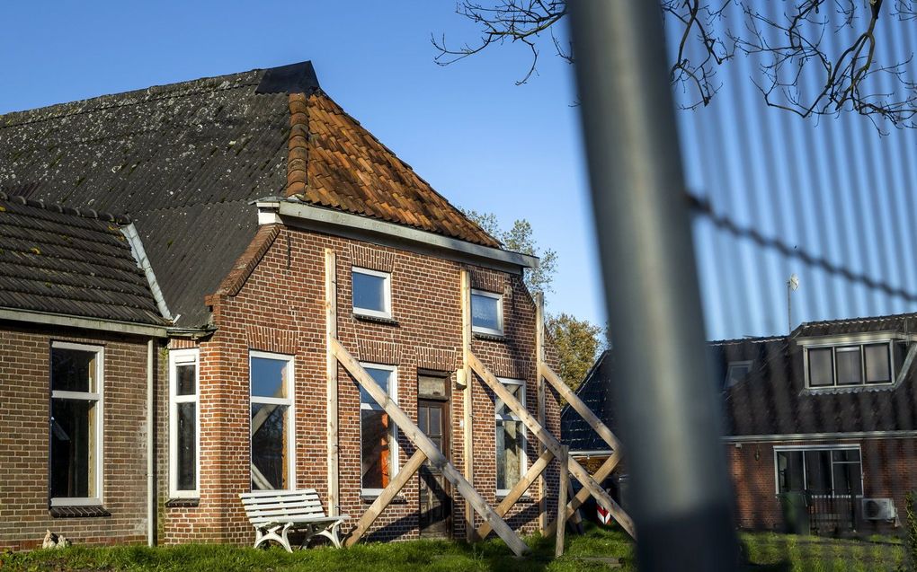 Een boerderij is gestut als gevolg van schade die is ontstaan door de gaswinning in Groningen. beeld ANP, REMKO DE WAAL