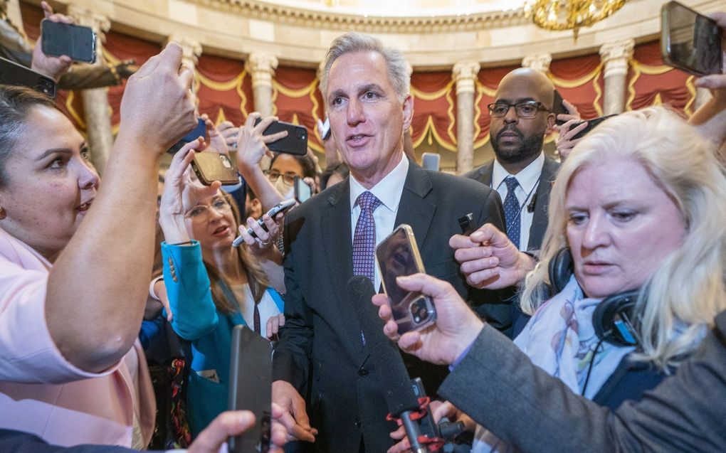 Kevin McCarthy (m.) beantwoordt vragen van de pers in het Huis van Afgevaardigden. beeld EPA, SHAWN DEW