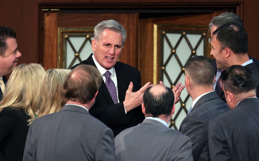 Kevin McCarthy (m.) praat met leden van het Huis. beeld AFP, WIN MCNAMEE