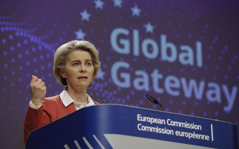 De voorzitter van de Europese Commissie, Ursula von der Leyen, lanceert op 1 december in Brussel de Global Gateway-strategie van de Europese Unie. beeld EPA, Olivier Hoslet