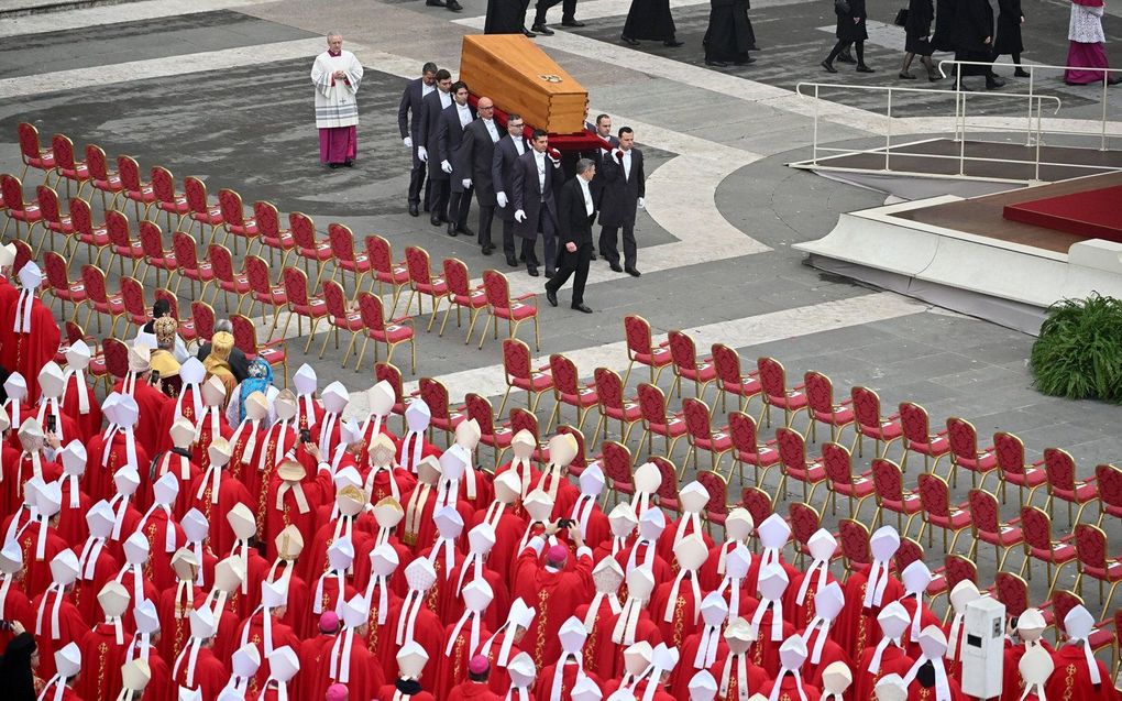 De kist van emeritus paus Benedictus XVI wordt gedragen tijdens de begrafenisceremonie van de paus op het Sint-Pietersplein in Rome. beeld EPA, Ettore Ferrari