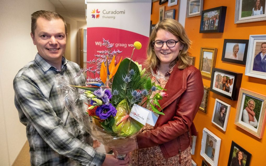 Jan Pieter Melis (l.) geeft Ella de Kok een bos bloemen. „Ze is trouw, humoristisch en meelevend.”