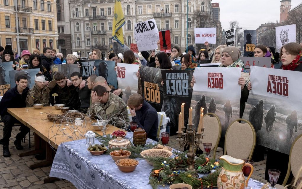 Op 24 december –tien maanden na het begin van de invasie– stond op het centrale plein van de Oekraïense hoofdstad Kiev een kerstdis aangericht. Familieleden en vrienden van Azovstrijders riepen de Russen op de krijgsgevangenen vrij te laten. beeld EPA, Roman Pilipey