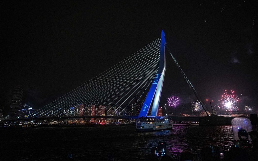 De Erasmusbrug tijdens de jaarwisseling. beeld ANP, Tobias Kleuver