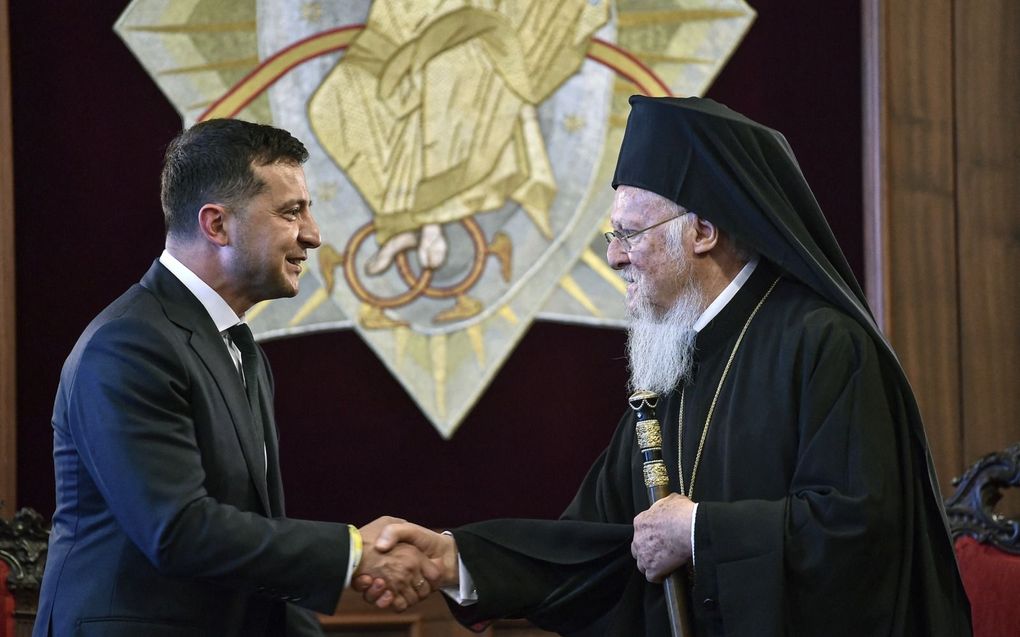 Zelenski (l.) met patriarch Bartholomeus. beeld AFP, Ozan Kose