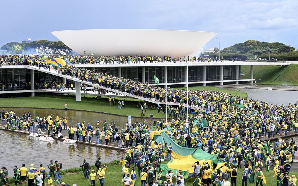 Aanhangers van Bolsonaro bezetten het parlementsgebouw in Brasilia. beeld AFP, EVARISTO SA