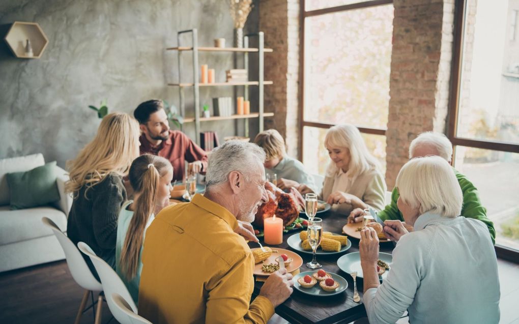 „Dat eten en drinken in de context staan van gemeenschap en samenzijn, van het elkaar aanzien, ervaren we zelden.” beeld iStock