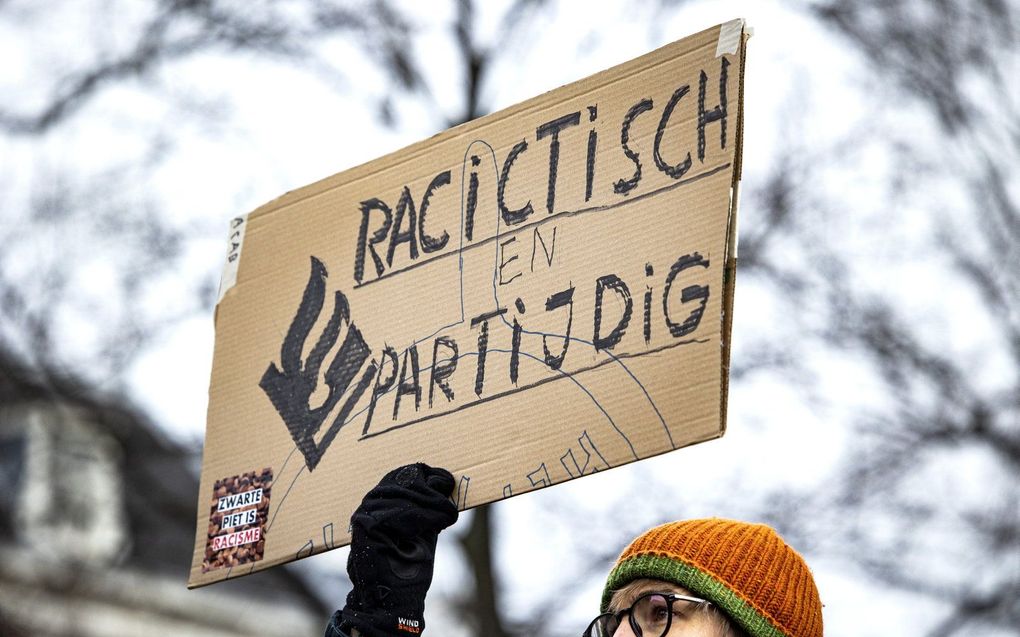 Een demonstrant protesteert tegen Zwarte Piet. beeld ANP, Ramon van Flymen