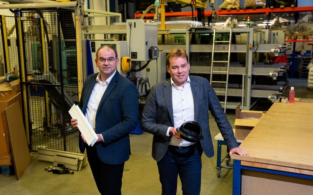 Mededirecteur Pieter Nederlof (l.) en salesmanager Martijn van den Bosch poseren met twee soorten ventilatieroosters. „Daar is een gigantische markt voor”, aldus Nederlof.  beeld Cees van der Wal