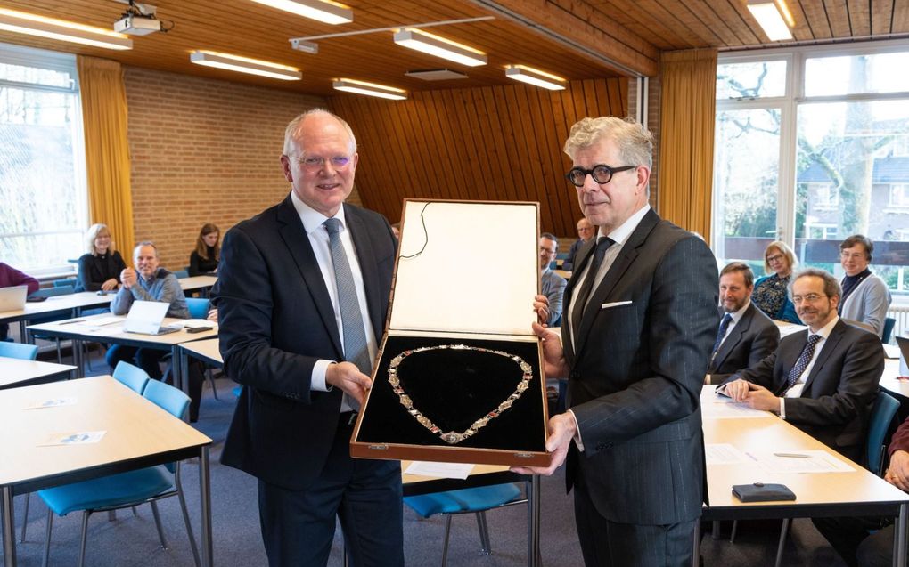 Prof. dr. H.J. Selderhuis (l.) draagt de ketting over aan zijn opvolger, prof. dr. M.J. Kater. beeld RD, Anton Dommerholt