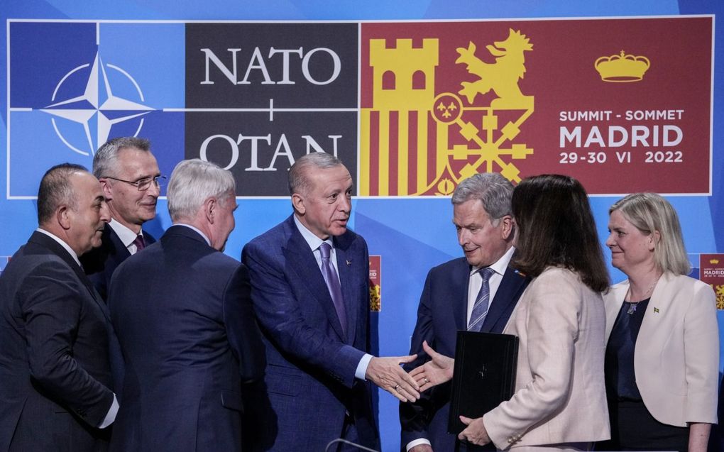 President Erdogan schudt op 28 juni 2022 in Madrid de hand van de Zweedse buitenlandminister Linde. Hij stemt in met toetreding van Zweden en Finland tot de NAVO. beeld AP, Bernat Armangue