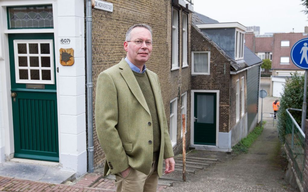 Ewald Mackay bij zijn geboortehuis in Sliederecht. beeld  RD, Anton Dommerholt