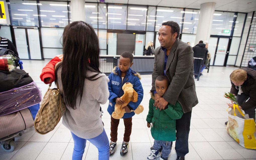 Een vader uit Eritrea wordt in 2016 op Schiphol herenigd met zijn gezin. beeld Maartje Geels