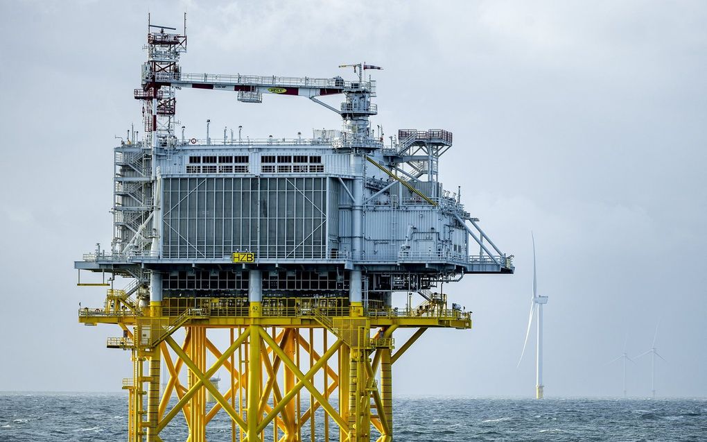 Het energieplatform Windpark Hollandse Kust Zuid in de Noordzee. Op het platform wordt elektriciteit uit wind en zon opgewekt wat vervolgens op land wordt ingezet voor het opwekken van waterstof. beeld ANP, Remko de Waal