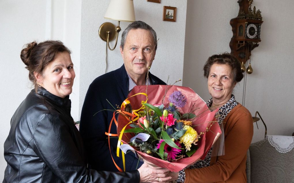 Zussen Lies van Waaij-Qualm (r.) en Dinie Laban-Qualm zetten broer Kees Qualm in het zonnetje. „Zonder Kees woonde moeder al lang in een verzorgingstehuis. We zijn trots op onze broer.”