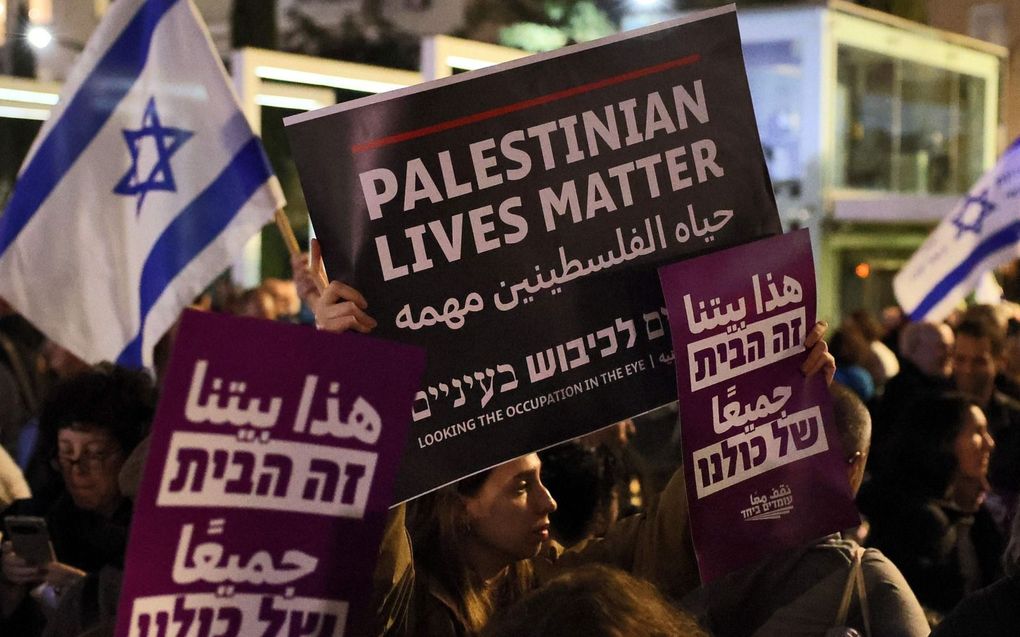 Demonstratie van linkse Israëliërs tegen het beleid van de regering-Netanyahu ten opzichte van de Palestijnen, vorige week in Tel Aviv. beeld AFP, Jack Guez