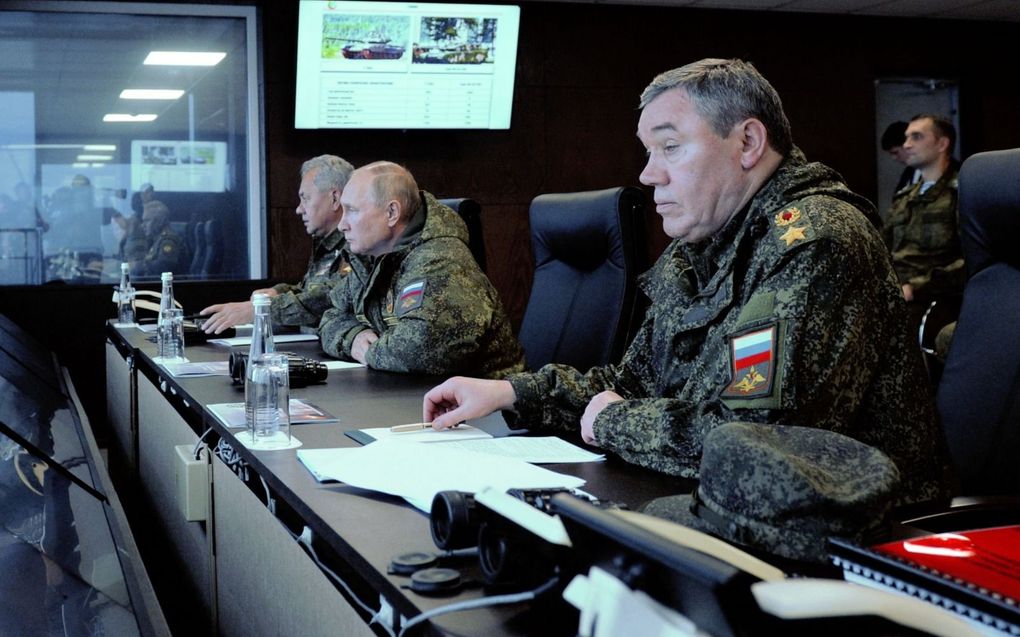 Valeri Gerasimov, de chef van de generale staf van de Russische strijdkrachten, woont samen met president Vladimir Poetin een legeroefening bij in Ussuriysk. Links zit Defensieminister Sergei Shoigoe. beeld AFP, Mikhail Klimentyev