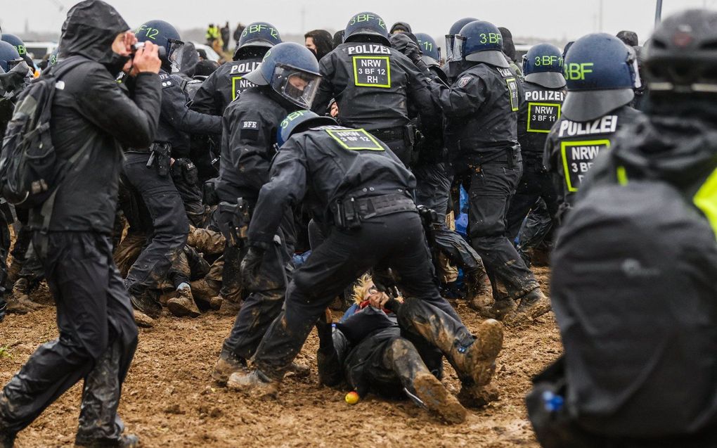 Demonstratie tegen de bruinkoolwinning in Lützerath. beeld EPA, Ronald Wittek