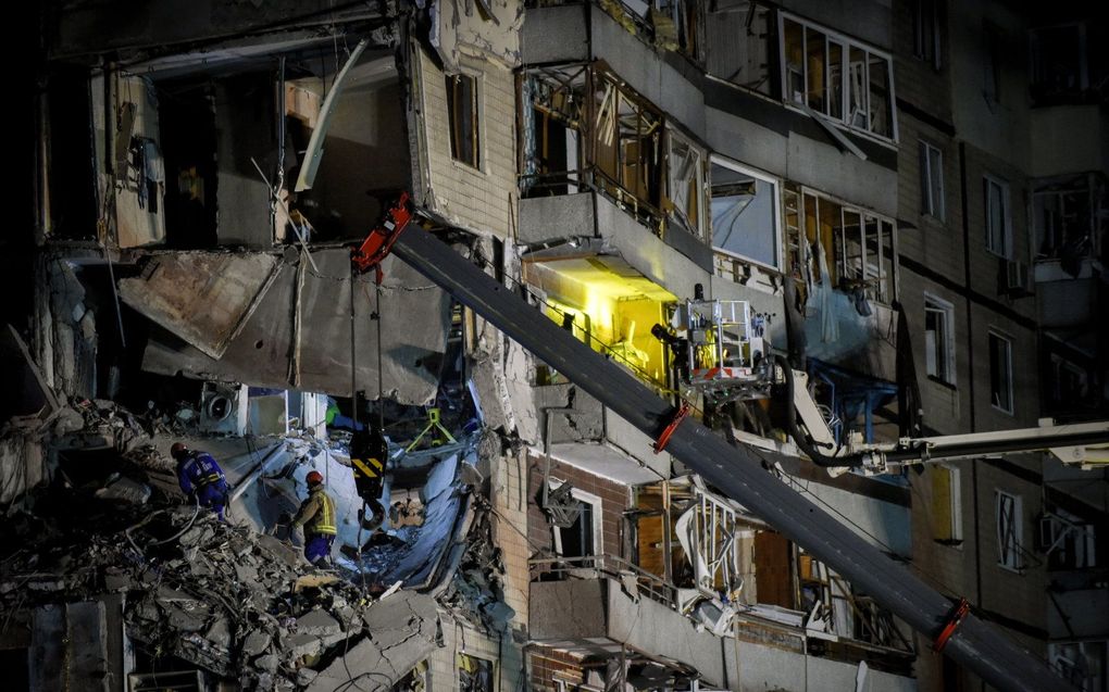 Reddingswerkers na de raketaanval op een flatgebouw in Dnipro. beeld EPA, OLEG PETRASYUK