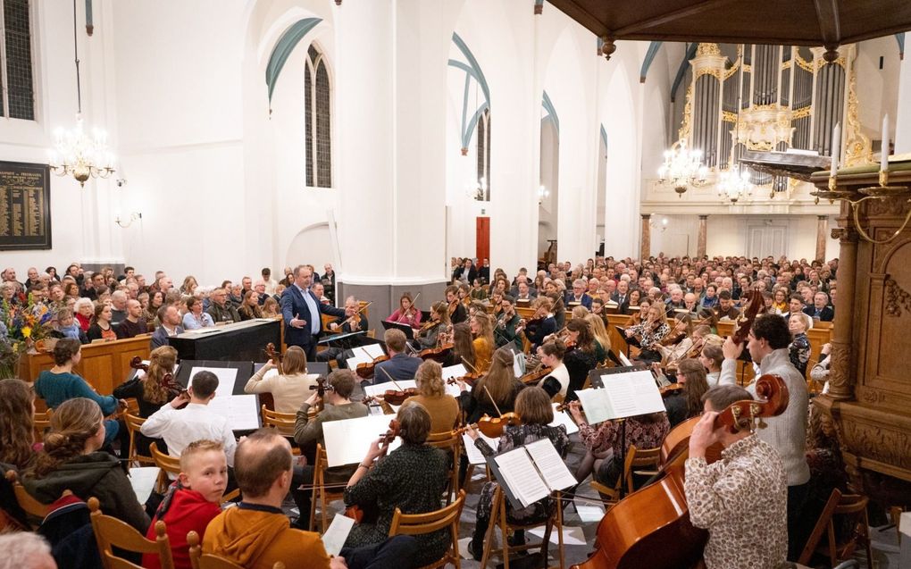 De Oude Kerk van Ede zit zaterdagavond vol. beeld Niek Stam