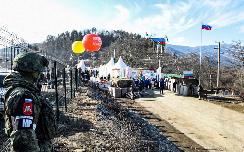 Een Russische soldaat houdt op 27 december 2022 toezicht op de Laçın-corridor. Azerbeidzjaanse milieuactivisten blokkeren al wekenlang de enige verbinding tussen Nagorno-Karabach en Armenië. Voedseltekorten dreigen nu in de enclave. beeld AFP, Tofik Babayev