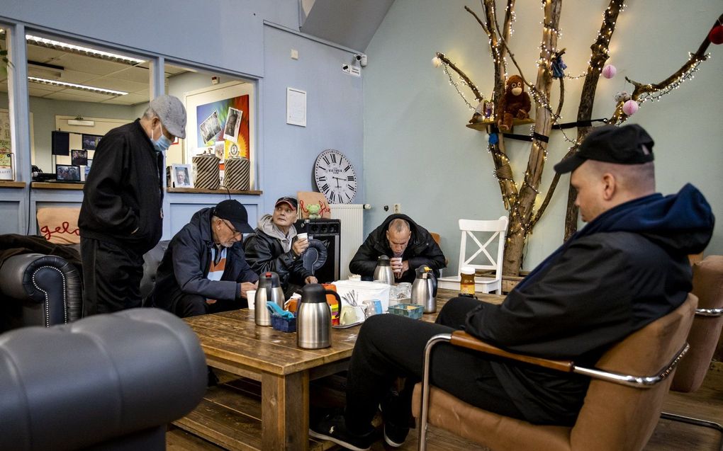 Wijkbewoners in de buurthuiskamer van het Leger des Heils in Delfshaven. De organisatie houdt de deuren van de ontmoetingsplekken langer open om te voorkomen dat mensen thuis in de kou komen te zitten door de hoge energieprijzen. beeld ANP, SEM VAN DER WAL