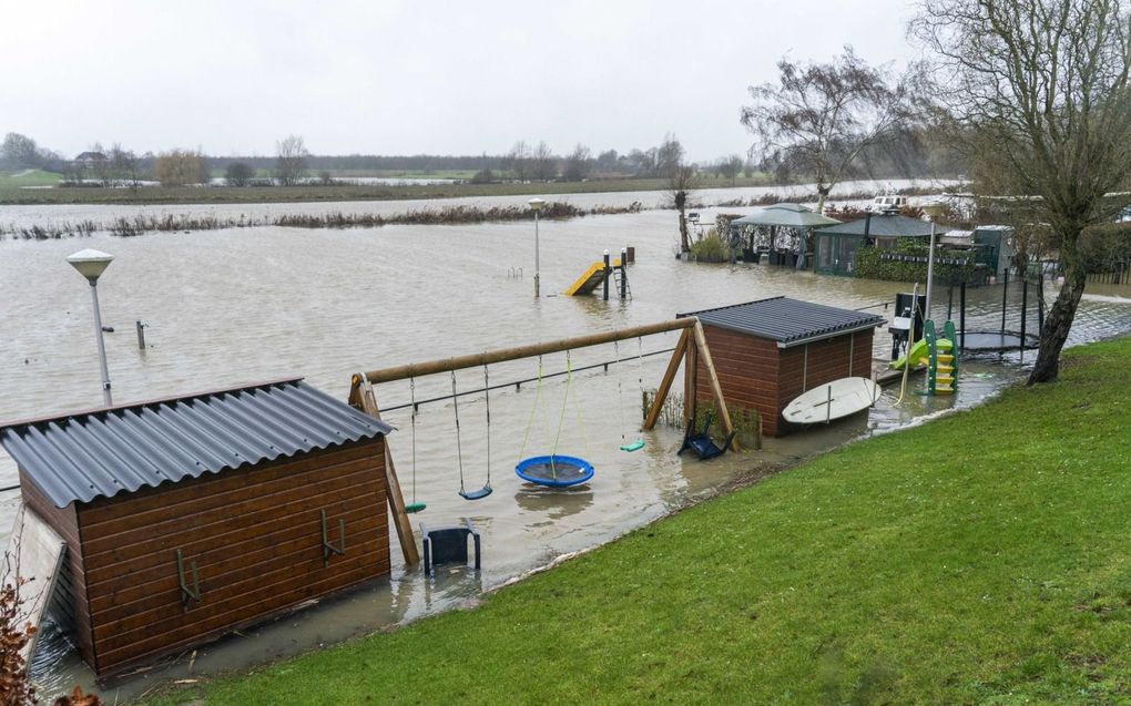 Wateroverlast bij Beesd op zaterdag nadat de Linge buiten haar oevers is getreden.  beeld ANP, Jeroen Jumelet