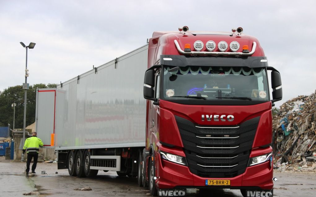 Gerard Schwennen rijdt met een bordeauxrode Iveco S-Way. beeld Sjaak van de Groep