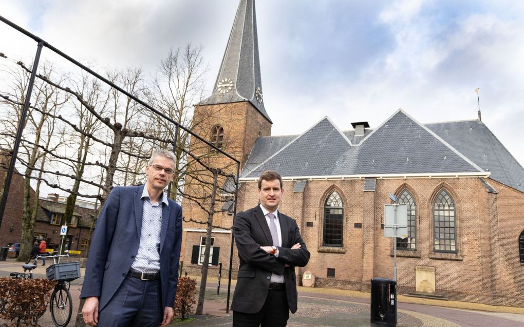 Ds. G.H. Kruijmer (r.) en G.M. Breugem bij de Oude Kerk in Putten, waar ds. G. Boer van 1946 tot 1949 predikant was. beeld RD, Anton Dommerholt