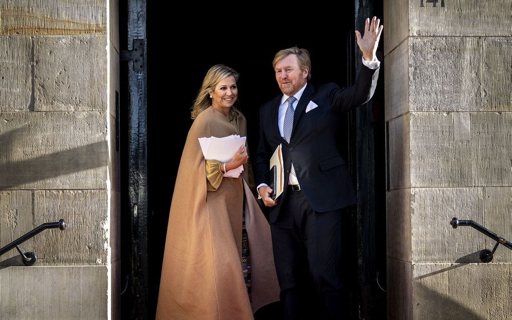 Koning Willem-Alexander en koningin Maxima arriveren bij het Koninklijk Paleis voor de traditionele nieuwjaarsontvangst. Beeld ANP, REMKO DE WAAL