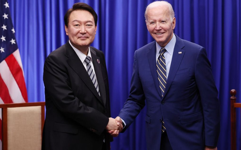De president van Zuid-Korea Yoon Suk-yeol (l.) met zijn Amerikaanse evenknie Joe Biden. Zuid-Korea gaat wellicht kernwapens bouwen of Amerikaanse atoomwapens  stationeren. beeld EPA
