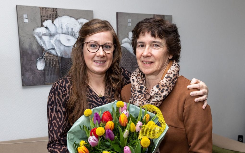 Mariëlle van der Toorn-Smit geeft haar moeder Willeke Smit-den Besten een bos tulpen. „Mijn moeder staat altijd voor mij klaar.” beeld Martin Droog