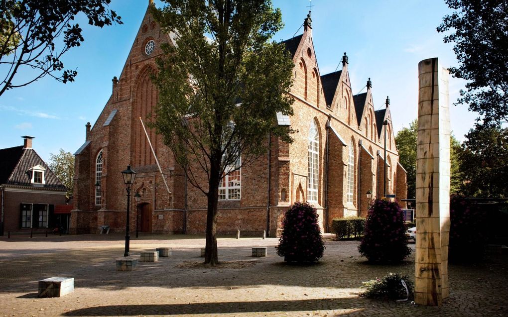 De Grote of Jacobijnerkerk in Leeuwarden. De zuil op de voorgrond maakt deel uit van het Joodse monument voor de vroegere Joodse school. beeld Sjaak Verboom