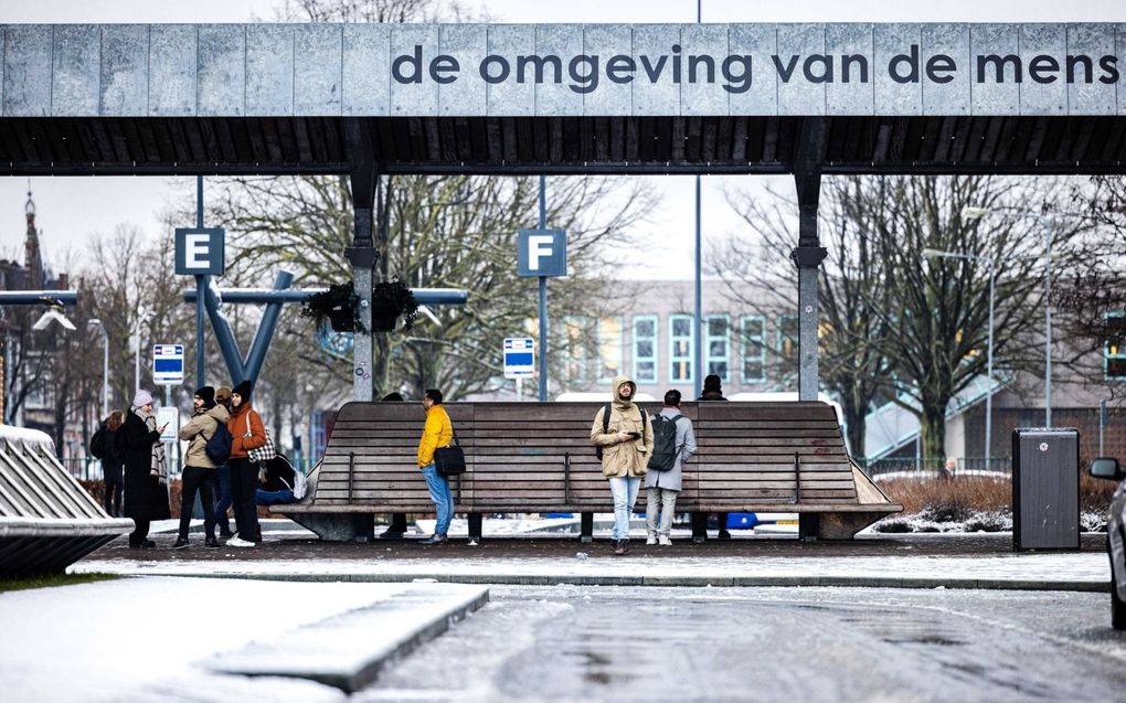 Passagiers bij het busstation Venlo wachtten donderdag tevergeefs op de bus. Chauffeurs, machinisten en conducteurs in het streekvervoer staken vanwege mislukt cao-overleg. beeld ANP, Rob Engelaar