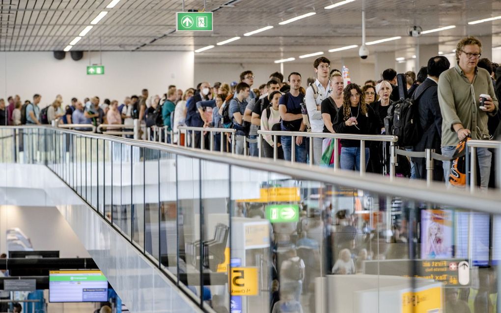 Wachtende reizigers op de luchthaven Schiphol, september vorig jaar.  beeld ANP, Sem van der Wal