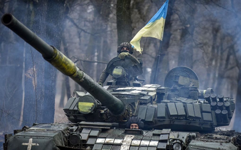 Een Oekraïense T-72-tank baant zich een weg naar het front in de Donbas. beeld AFP