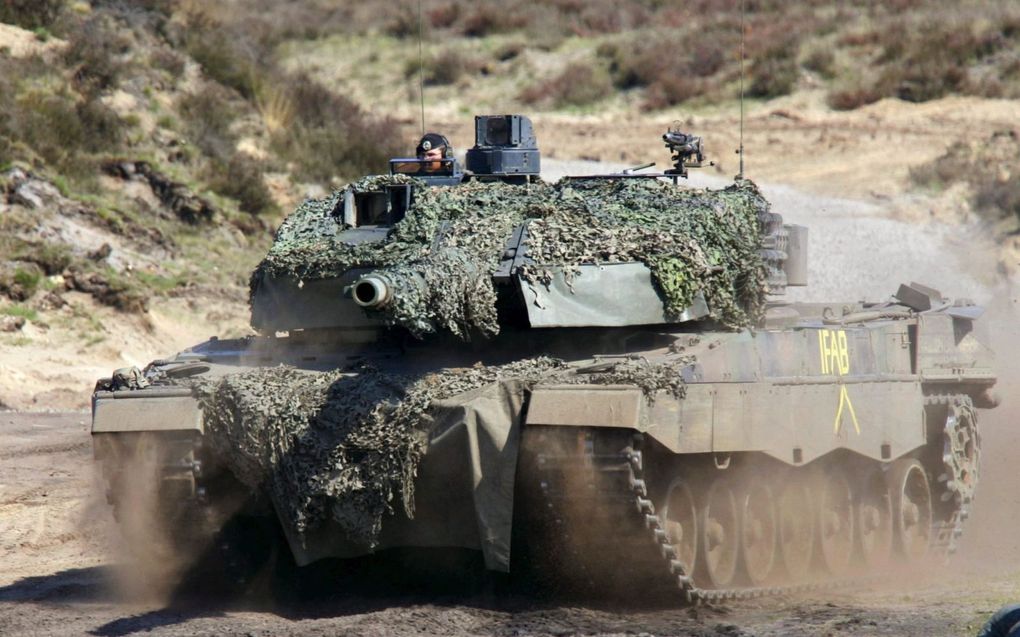 Een Duitse Leopard 2-gevechtstank in actie. Oekraïne dringt al maanden aan op het leveren van zware tanks. beeld EPA, Rainier Jensen
