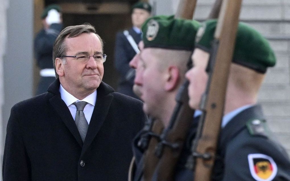 De nieuw aangestelde Duitse minister van Defensie Boris Pistorius (L) wordt met militaire eer ontvangen in zijn nieuwe kantoor op het Ministerie van Defensie in Berlijn. beeld AFP, John MacDougall