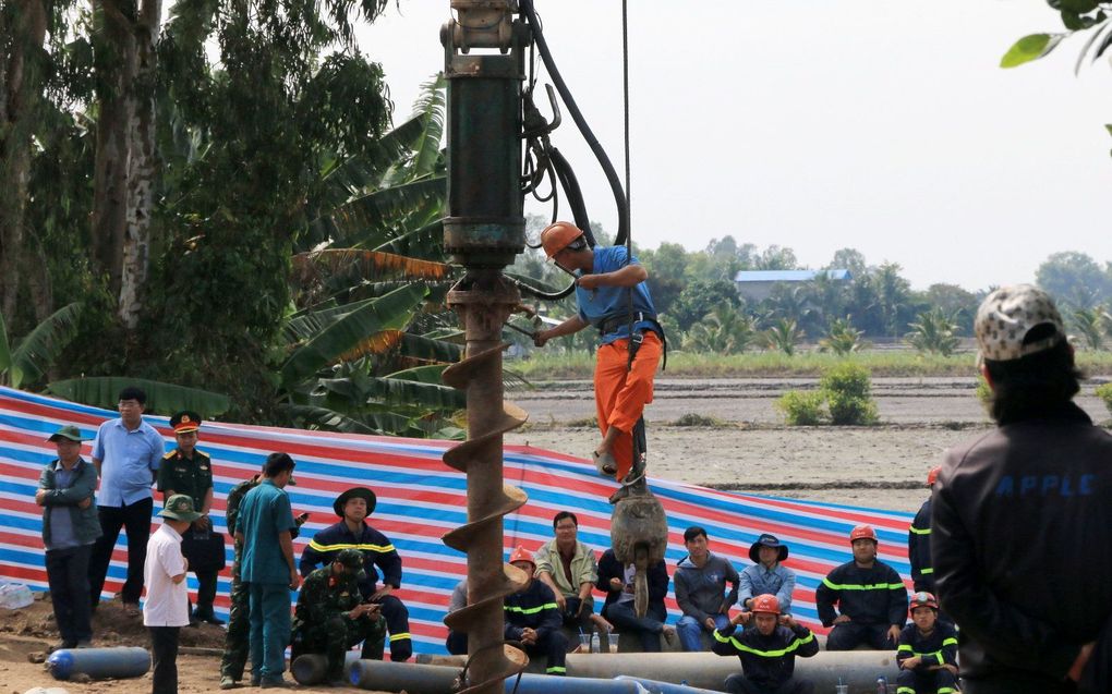 Reddingswerkers in actie op de plaats waar de 10-jarige jongen vastzat. beeld EPA