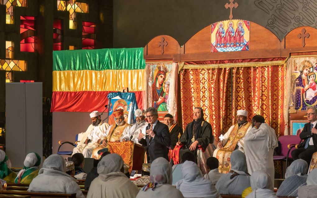 De Ethiopisch-Orthodoxe Kerk vierde woensdag en donderdag in Amersfoort het feest van de Epifanie, waarbij de doop van Jezus in de Jordaan wordt herdacht. Donderdag sprak de Amersfoortse burgemeester Lucas Bolsius de aanwezigen toe (foto boven) en had er een processie door de stad plaats. Het was volgens de kerk voor het eerst dat het feest op deze wijze in Europa werd gevierd. beeld Ruben Schipper