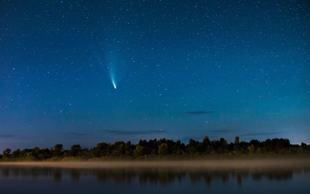 Komeet C/2022 E3 (ZTF) zal door de hitte van de zon een heldere stofstaart en een minder goed zichtbare plasmastaart ontwikkelen. Op de foto: komeet Neowise die in 2020 ook met het blote oog zichtbaar was. beeld iStock