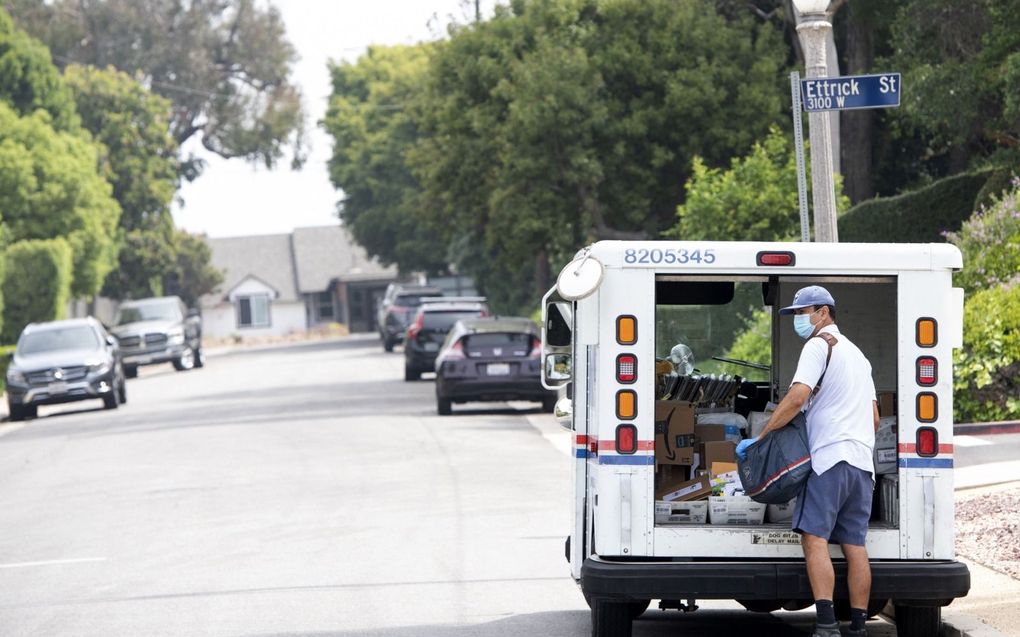 Postbezorger in Los Angeles, Californië, april 2020. De man op de foto heeft geen relatie tot dit artikel. beeld AFP, Valerie Macon