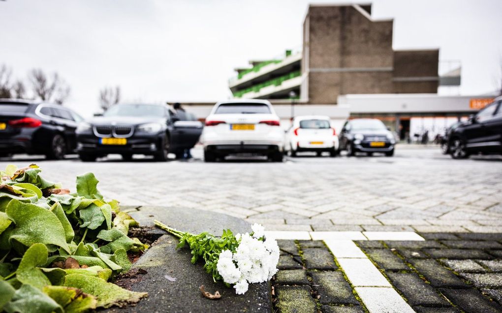 Bloemen bij het winkelcentrum in Zwijndrecht. beeld ANP, JEFFREY GROENEWEG