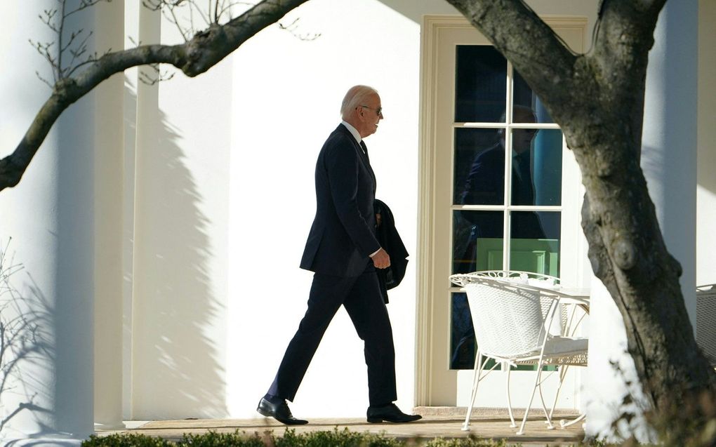 Biden bij het Witte Huis. beeld AFP, Andrew CABALLERO-REYNOLDS