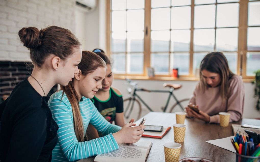 „Veel leerlingen en studenten voelen zich ongelukkig door de grote prestatiedruk en het ‘perfecte’ plaatje dat sociale media hun voorhouden.” beeld iStock