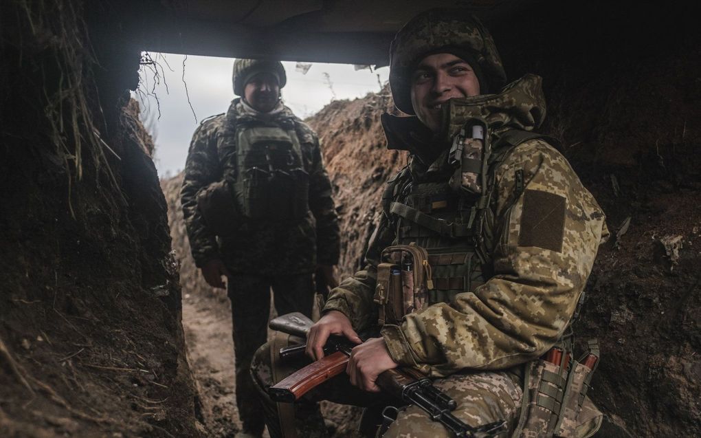 Oekraïense militairen aan het front. beeld EPA, George Ivanchenko